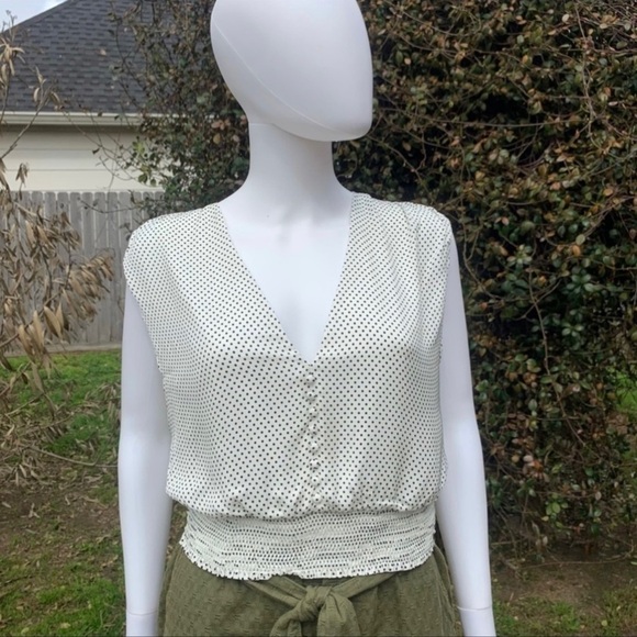 💋NWT Alice & Olivia Smocked Sleeveless Dot Print Plunge Blouse - Picture 6 of 15